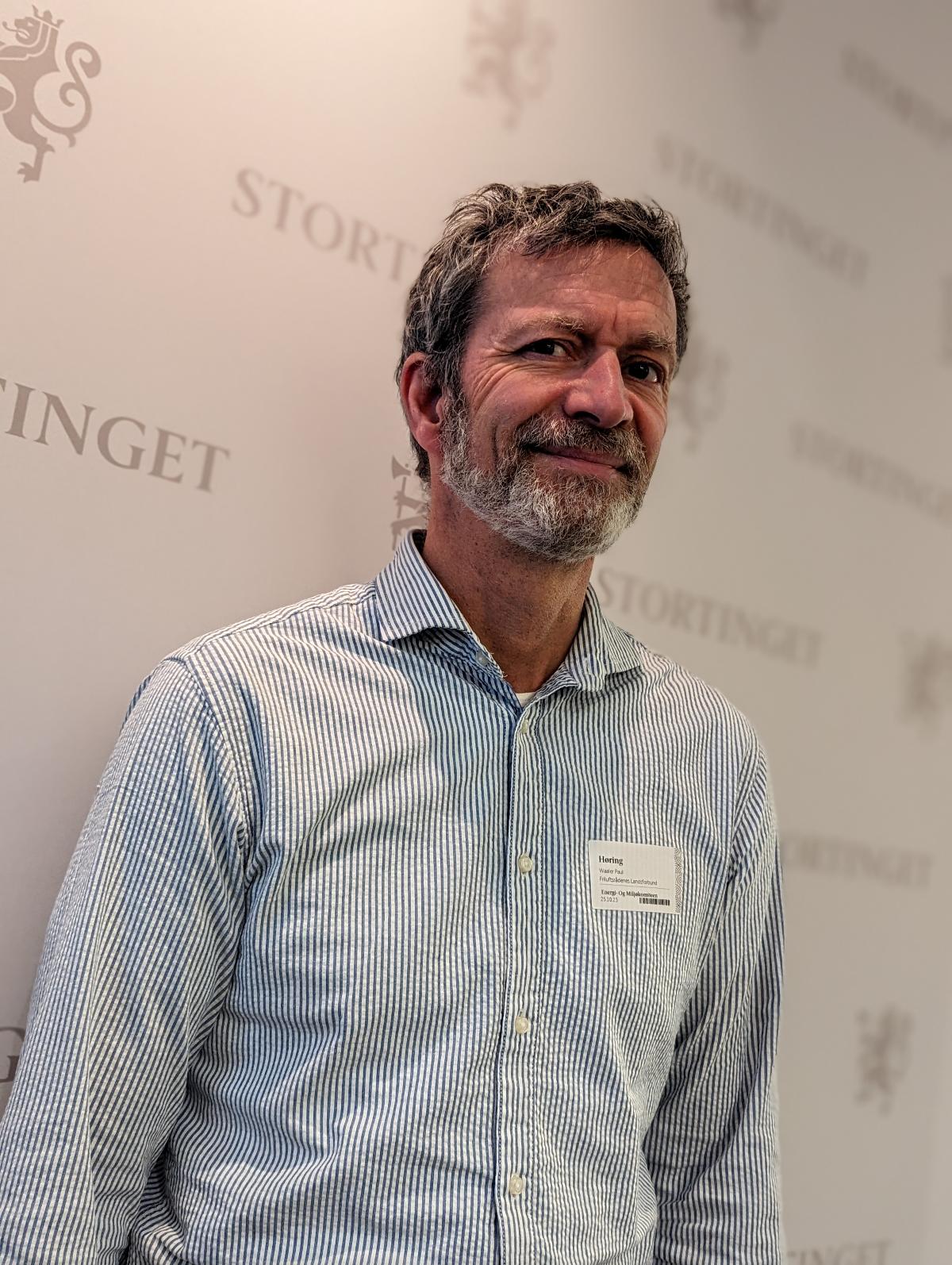 Paul Waaler på vei til rgjeringen.jpg